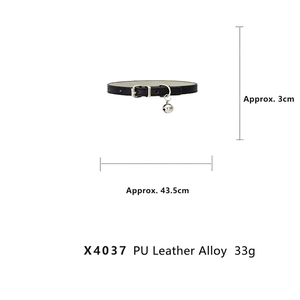 Détail du choker en cuir PU noir avec clochette argentée, longueur 43,5cm et largeur 3cm