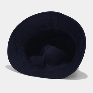 Vue détaillée de dessus d'un chapeau bob en coton bleu marine avec bord à coutures multiples