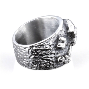 Bague crâne punk vintage en acier inoxydable avec finition texturée et détails argentés