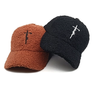 Casquette d'hiver en laine d'agneau avec broderie croix Faith en noir et marron