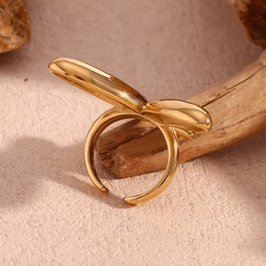 Bague libellule ouverte plaquée or 18 carats sur une branche de bois naturelle