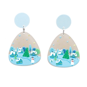 Détail de boucles d'oreilles de Noël en acrylique avec bonhomme de neige et paysage