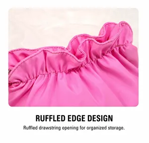 Dettaglio trousse trucco rosa a pieghe con cuciture precise e tessuto impermeabile di qualità