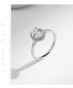 Detailansicht s925 Silberring mit großem ovalem Edelstein und brillantem Halo-Besatz