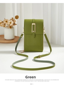 Dettaglio della borsa a tracolla verde verticale con chiusura dorata e zip laterale