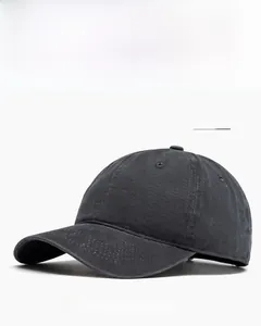 Dettaglio del ricamo COYENRAT su berretto da baseball vintage in cotone grigio scuro