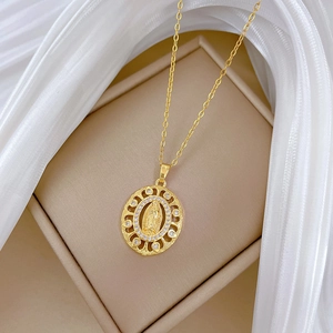 Vue détaillée d'un pendentif ovale Vierge Marie en or avec un halo de diamants brillants