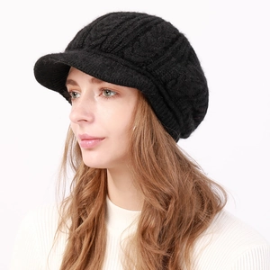 Detalle de gorra de punto trenzado negro con forro polar cálido para otoño invierno