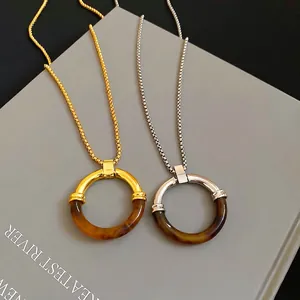 Collana retrò con ciondolo geometrico in resina a tartaruga con finiture in oro e argento