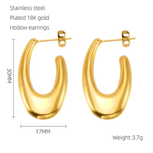 Detailansicht goldene U-Ohrringe aus Edelstahl mit 18K Vergoldung und hohlem Design