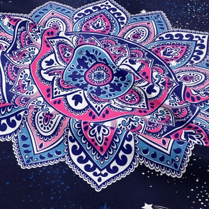 Detailaufnahme des böhmischen Mandala-Wandteppichs mit Textur und tiefblauen Farbtönen