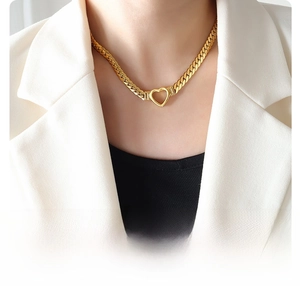 Détail du pendentif cœur en titane plaqué or 18k avec collier chaîne cubaine punk