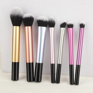 Detail von 7-teiligem Make-up-Pinsel-Set mit farbigen Metallgriffen und weichen Fasern