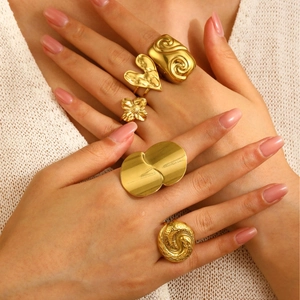 5-piece set of chunky gold stainless steel rings with floral heart and textured patterns
