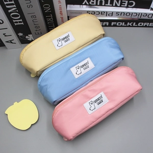 Detailansicht von drei minimalistischen Pastell-Mäppchen aus Nylon mit Alpaka-Etiketten