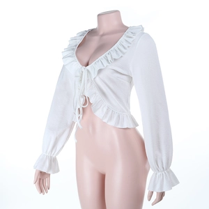 Détail d'un cardigan blanc texturé à manches longues avec volants et liens à nouer