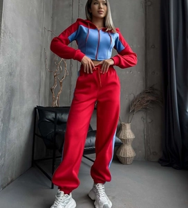 Tuta sportiva da donna con giacca con cappuccio e pantaloni jogger in rosso e blu