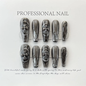 Faux ongles faits main style punk gothique avec croix argentée et effet marbre