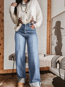 Detail van een high waist jeans met wijde pijpen, voornaad en rafelige zoomranden