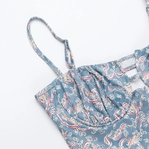 Détail de la robe fleurie en satin bleu avec rubans roses et corsage plissé chic