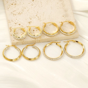 Set orecchini in titanio placcato oro con strass e motivi a chiave greca incisi
