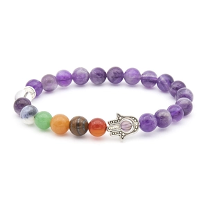 Dettaglio del bracciale in pietra lavica con perle colorate e ciondolo mano di Fatima