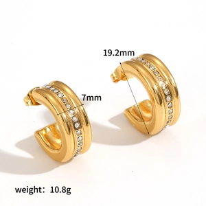 Détail de boucles d'oreilles créoles en titane doré avec zircons et dimensions précises