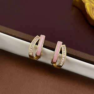Elegante goldene C-förmige Ohrringe mit rosa Emaille und klarem Zirkonia-Inlay