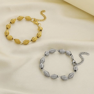 Vista dettagliata delle perle a spirale e della chiusura a moschettone sul bracciale 18K