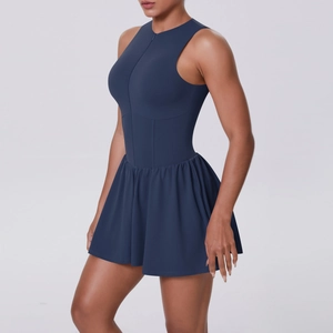 Dettaglio dell'abito da tennis senza maniche blu navy con gonna a pieghe e cuciture