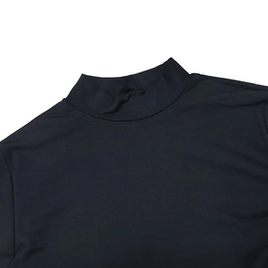Détail de la robe noire ajustée à manches longues avec col montant et texture côtelée fine