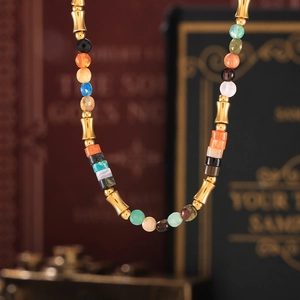 Collier bohème en pierres naturelles colorées avec perles en bambou en acier inoxydable doré