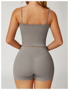 Détail de la couture en V et texture brossée sur le short de yoga gris chiné