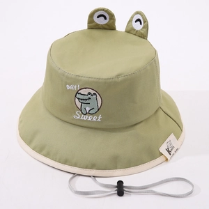 Détail de la broderie crocodile et du cordon réglable sur ce chapeau de soleil bébé