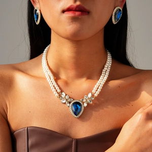 Collier élégant en perles à deux rangs avec pendentif goutte bleue et cristaux brillants