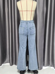 Detail van een lichtblauwe spijkerbroek met hoge taille, achterzak en taille-stiksels