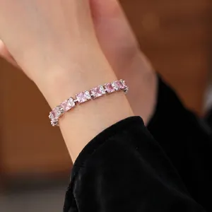 Elegante pulsera tenis de plata con circonitas rosas cuadradas en la muñeca mujer