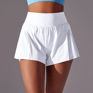 Détail d'une jupe de tennis blanche à taille haute avec ourlet plissé et ceinture élastique