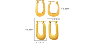 Dettaglio di orecchini a forma di U in oro testurizzato con misure di 2,8cm e 3,1cm di altezza