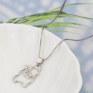 Minimalist 18k gold plated cat pendant necklace with zircon on a ceramic shell tray