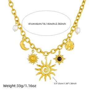 Collier en acier doré avec pendentifs soleil, lune et perle sur fond blanc pur