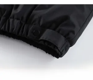 Dettaglio dell'orlo elastico e del cinturino con bottone a pressione degli shorts neri
