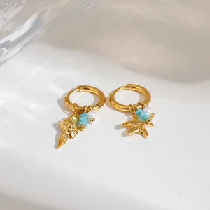 Créoles dorées océaniques avec pendentifs étoile de mer, conque et perles bleues