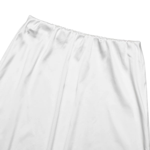 Detailansicht der weißen Satinrock-Taille mit Gummizug und elegantem Spitzenrand