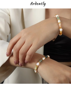Détail de perles d'eau douce et perles de bambou en agate verte sur bracelet en titane