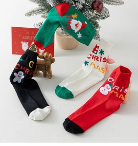 Vue détaillée de chaussettes de Noël avec motifs jacquard du Père Noël et de bonshommes