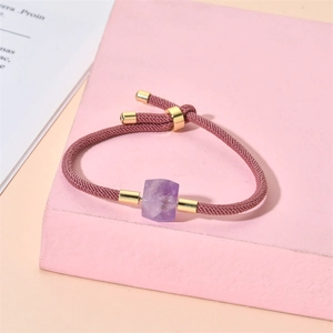 Détail du bracelet en corde tressée violette avec une améthyste brute de taille carrée