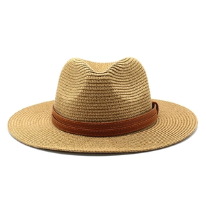 Détail d'un chapeau de paille fedora avec doubles bandes en cuir marron et coutures fines