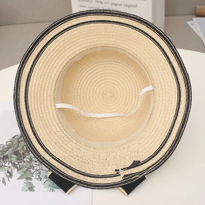 Dettaglio della parte inferiore del cappello di paglia da donna con fiocco e cinturino
