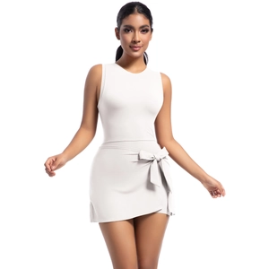 Dettaglio dell'abito da tennis bianco con fiocco laterale e design senza maniche